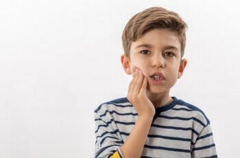 a kid facing cavaties problem